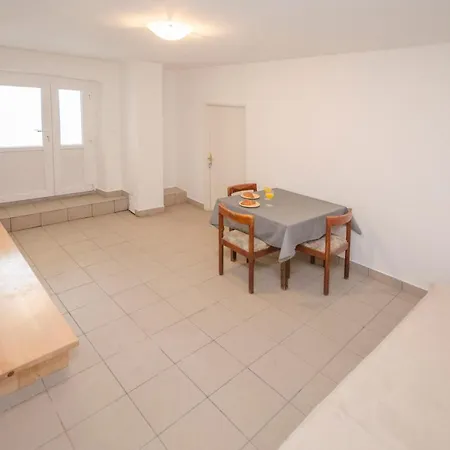 Up And Down Apartment *